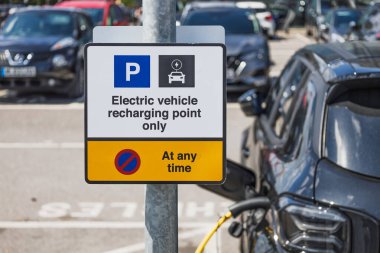 İşarette elektrikli aracın şarj noktasının sadece yoğun bir otoparkta EV takılı olduğu yazıyor..