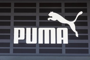 Karanlık bir dükkan cephesinde beyaz Puma logosunu kapat. Londra, İngiltere, 28 Temmuz 2024