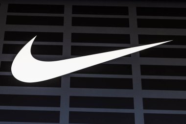 Karanlık dükkan cephesinde beyaz Nike logosunu kapat. Londra, İngiltere, 28 Temmuz 2024