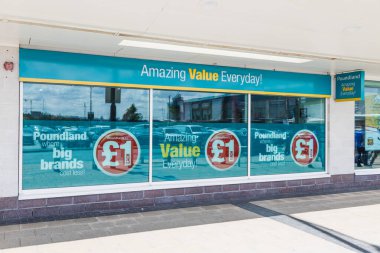 Poundland renkleriyle modern indirimli mağaza cephesi, sabit fiyat teklifleri ve kalın vitrinler. Londra, İngiltere, 28 Temmuz 2024