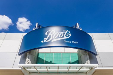 Çizme eczanesi, parlak mavi gökyüzü ile modern bir cephede. Londra, İngiltere, 28 Temmuz 2024