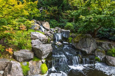 Huzurlu şelale Kyoto Garden, Holland Park, Londra 'da kayaların üzerinde çağlıyor..
