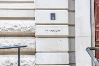 HM Hazine binasının girişindeki oyma taş tabelasını kapat. Birleşik Krallık hükümetlerinin ekonomi politikası, finans ve ulusal bütçesi için önemli bir yer. Londra, İngiltere, 10 Ağustos 2024