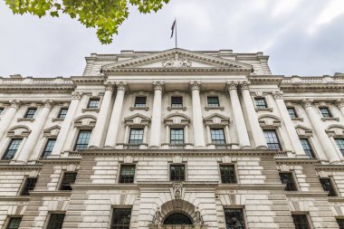 Londra, Whitehall 'da Hazine binası cephesi. İngiliz siyasetini ve ulusal finansmanı temsil eden İngiliz hükümetinin ekonomi ve finans politikasının merkezi. Londra, İngiltere, 10 Ağustos 2024