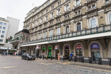 Charing Cross tren istasyonunun büyük Viktorya dönemi mimarisi. Bu tarihi bina banliyö ve turistler için büyük bir toplu taşıma merkezi. Londra, İngiltere, 10 Ağustos 2024