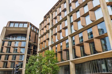 Perde duvarı ve yansıtıcı pencereli modern karışık binalar.