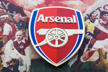 Arsenal armasının ayrıntılı görüntüsü. Eski bir duvar resmi üzerinde top ve kalkanla birlikte. Londra, İngiltere, 18 Ağustos 2024