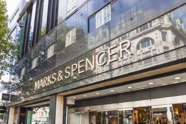 Marks ve Spencer mağazasının dış tarafında ışıklı tabelalar ve pencereler var. Londra, İngiltere, 5 Ekim 2024