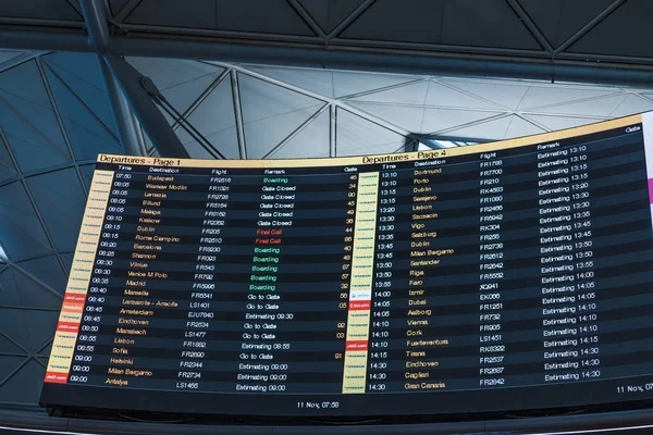 Elektronik zaman çizelgesi zamanında ve gecikmiş uçuşlar, kapılar ve güzergah kodları. Londra, İngiltere, 11 Kasım 2024