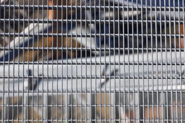 Dikey parmaklıklı paslanmaz çelik çitin ayrıntılı görüntüsü.