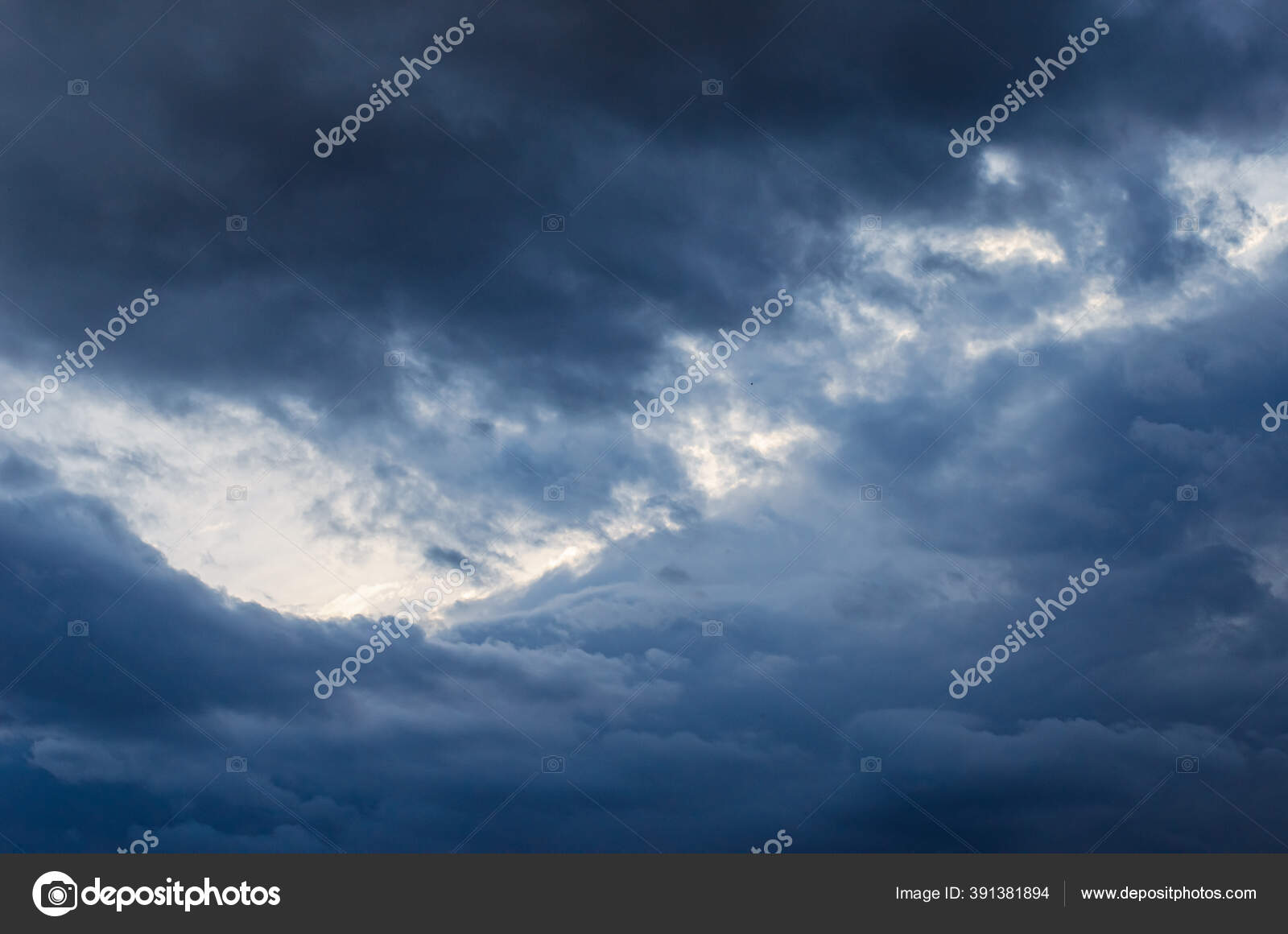 Menos Inútil Vendedor Cielo Azul Oscuro Con Nubes Fondo Textura: fotografía de stock ©  younnona@gmail.com #391381894 | Depositphotos
