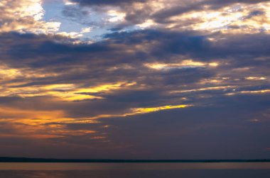 Sakinleştirici güneş ışınları ile doğal deniz mavisi arka plan. Beyaz bulutlu deniz ve gökyüzü. Kopya alanı, yaz tatili konsepti. gün batımı