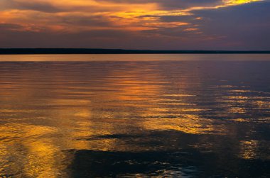 Sakinleştirici güneş ışınları ile doğal deniz mavisi arka plan. Beyaz bulutlu deniz ve gökyüzü. Kopya alanı, yaz tatili konsepti. gün batımı