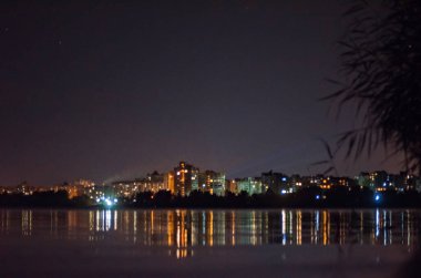 Şehir ışıklarının denizdeki yansıması..