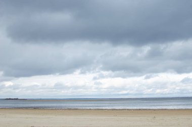 Sakinleştirici güneş ışınları ile doğal deniz mavisi arka plan. Beyaz bulutlu deniz ve gökyüzü. Kopya alanı, yaz tatili konsepti