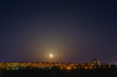 Derin mavi gökyüzü, ufukta şehrin fanatiklerinden gelen ışık..