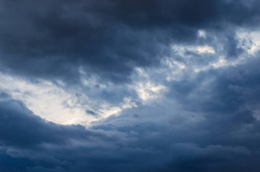 Arkaplan veya doku için bulutlu koyu mavi gökyüzü