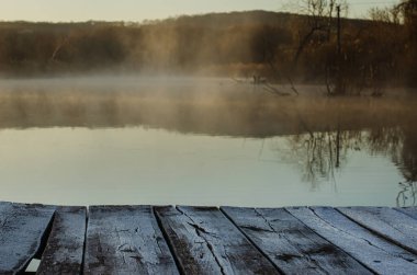 Baharın erken saatlerinde yat limanında. sisli göl