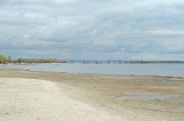 Sakinleştirici güneş ışınları ile doğal deniz mavisi arka plan. Beyaz bulutlu deniz ve gökyüzü. Kopya alanı, yaz tatili konsepti