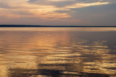 Sakinleştirici güneş ışınları ile doğal deniz mavisi arka plan. Beyaz bulutlu deniz ve gökyüzü. Kopya alanı, yaz tatili konsepti. gün batımı