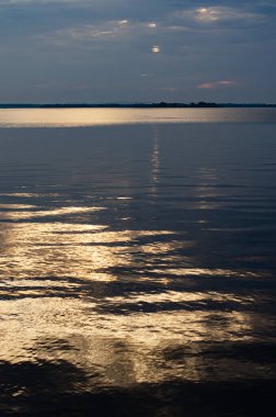 Sakinleştirici güneş ışınları ile doğal deniz mavisi arka plan. Beyaz bulutlu deniz ve gökyüzü. Kopya alanı, yaz tatili konsepti. gün batımı