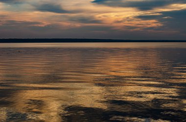Sakinleştirici güneş ışınları ile doğal deniz mavisi arka plan. Beyaz bulutlu deniz ve gökyüzü. Kopya alanı, yaz tatili konsepti. gün batımı
