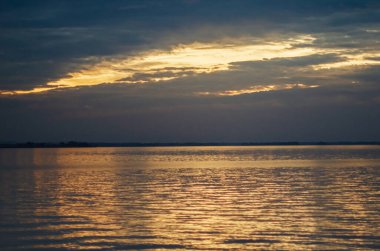 Sakinleştirici güneş ışınları ile doğal deniz mavisi arka plan. Beyaz bulutlu deniz ve gökyüzü. Kopya alanı, yaz tatili konsepti. gün batımı