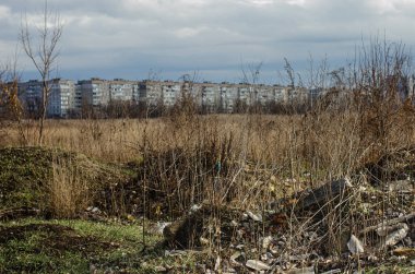 Kötü ekoloji. Sahadaki çöpler. Yasal bir çöp salınımı değil. Ufuk şehrinde