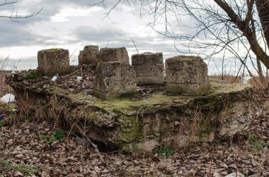 Eski binanın yıkılmış temelinde çatlaklar ve çipler var.