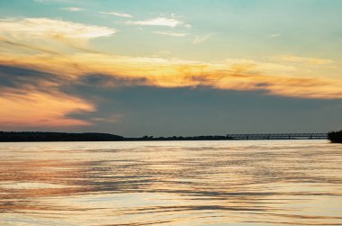 Sakinleştirici güneş ışınları ile doğal deniz mavisi arka plan. Beyaz bulutlu deniz ve gökyüzü. Kopya alanı, yaz tatili konsepti. gün batımı