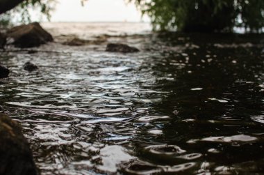 Sakinleştirici güneş ışınları ile doğal deniz mavisi arka plan. Beyaz bulutlu deniz ve gökyüzü. Kopya alanı, yaz tatili konsepti