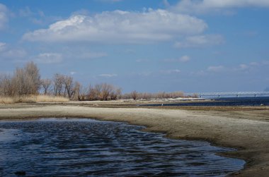 Sakinleştirici güneş ışınları ile doğal deniz mavisi arka plan. Beyaz bulutlu deniz ve gökyüzü. Kopya alanı, yaz tatili konsepti