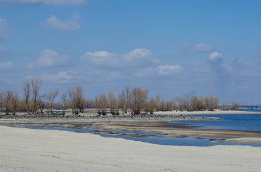 Sakinleştirici güneş ışınları ile doğal deniz mavisi arka plan. Beyaz bulutlu deniz ve gökyüzü. Kopya alanı, yaz tatili konsepti
