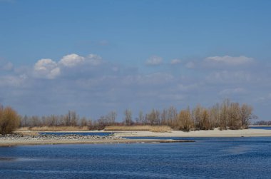 Sakinleştirici güneş ışınları ile doğal deniz mavisi arka plan. Beyaz bulutlu deniz ve gökyüzü. Kopya alanı, yaz tatili konsepti