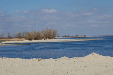 Sakinleştirici güneş ışınları ile doğal deniz mavisi arka plan. Beyaz bulutlu deniz ve gökyüzü. Kopya alanı, yaz tatili konsepti
