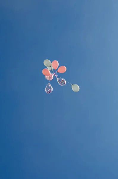 Globos Inflables Multicolores Llenos Helio Contra Cielo Azul Globo Rojo — Foto de Stock