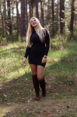 Eğlenceli bir kız dans ediyor ve eğleniyor. Bahar günü. Sağlıklı bir insanın enerjisi, açık havada duygusal dinlenme. Kız rüyalara girdi. Kapalı gözlerle hayal et.