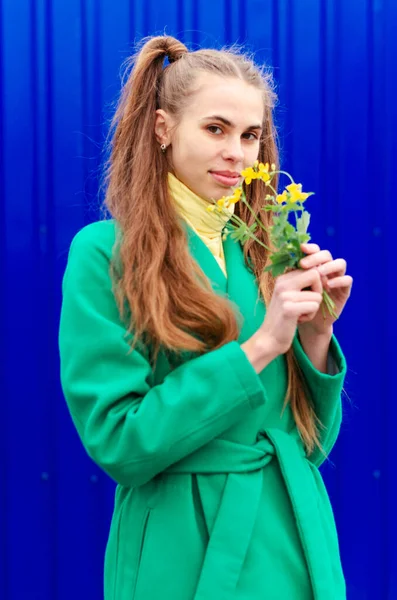 Mladá Dívka Dospívající Oblečená Zeleném Kabátě Jasná Veselá Prázdniny Pro — Stock fotografie
