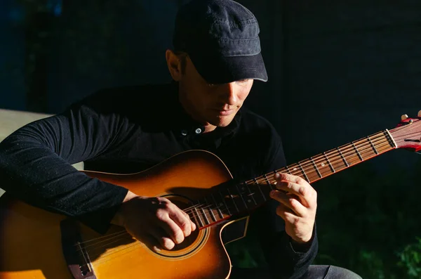 Homem Hipster Tocando Guitarra Acústica Cantando Música Grande Fogueira Acampamento Imagem De Stock