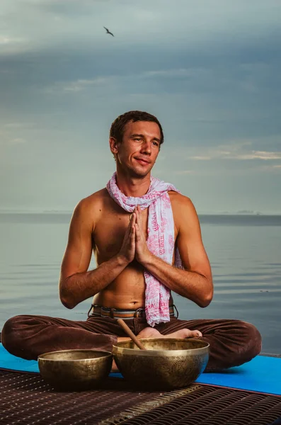 Homem Calças Sentado Fundo Pôr Sol Sobre Oceano Homem Espiritual Imagens Royalty-Free