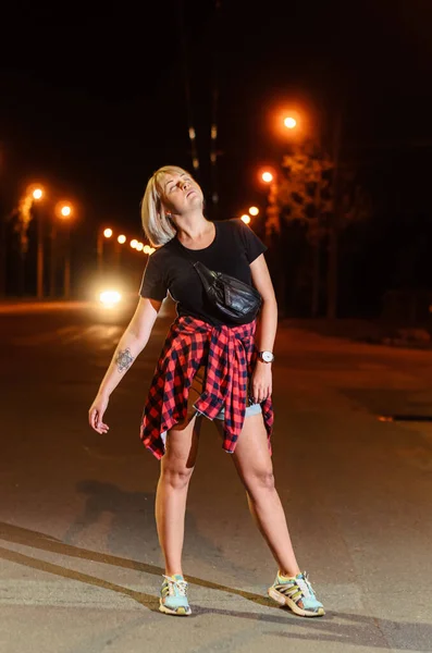 Menina Loira Dançando Pista Movimento Turvo Estrada Nocturna Lanternas Estão Fotografias De Stock Royalty-Free