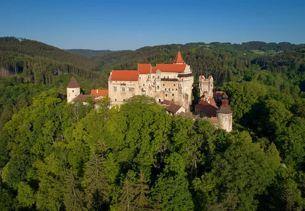 Castello Moravo Pernstejn Piedi Una Collina Sopra Profonde Foreste Degli — Foto Stock