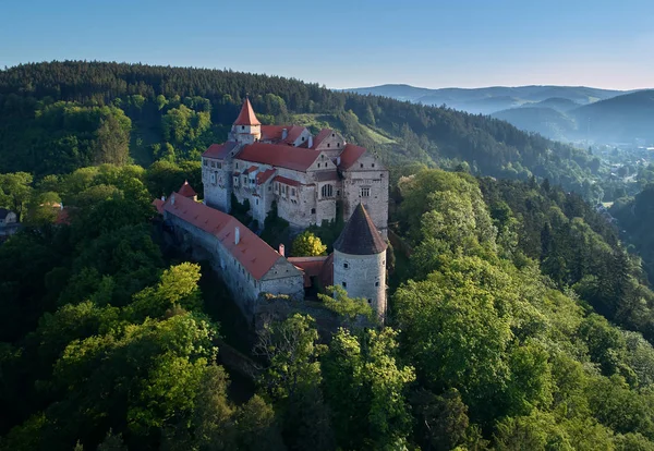 Castello Moravo Pernstejn Piedi Una Collina Sopra Profonde Foreste Degli — Foto Stock