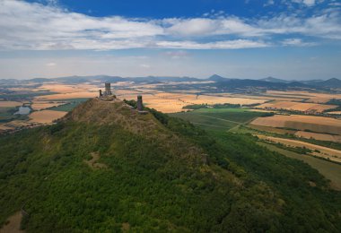 Tarım çek peyzaj alanları tarafından çevrili Central Bohemian Highlands hills karşı ortaçağ kalesinin Hazmburk, dağ tepe Hazmburk veya Hasenburg ile iki kule üzerinde hava görünümünü Harabeleri.