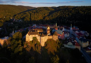 Loket Castle, Burg Elbogen, 12. yüzyıl Gotik tarzı kalesinde büyük bir kaya, büyük sur üzerinde hava görünümünü ışıklı güneş ayarlayarak. Turistik yer yakın Karlovy vary, Çek Cumhuriyeti.