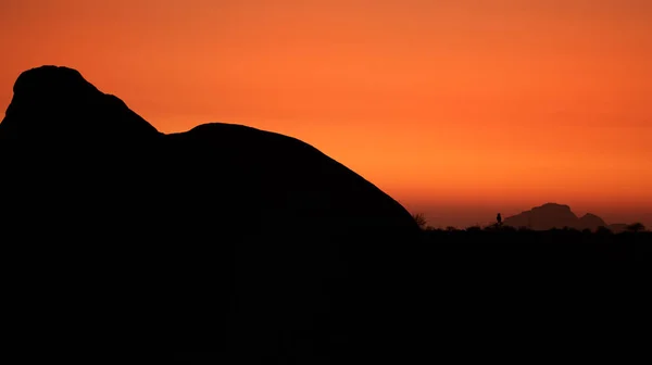 Bergen Silhouet Dramatische Zonsondergang Achtergrond — Stockfoto