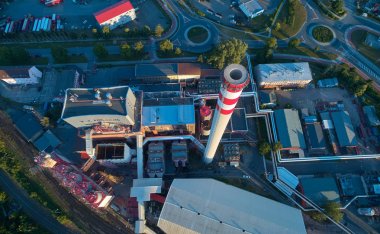 Termik santralin havadan görünümü. Isıtma tesisi ve ekipmanları, yukarıdan bakın. Uzun baca, beyaz kırmızıya boyanmış. Enerji tesisi, büyük şehir için ısı sağlayan.