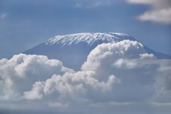 Top Van Kilimanjaro Vulkaan Bedekt Met Sneeuw Tussen Wolken Tegen — Stockfoto
