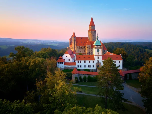 Vista Aérea Romántico Castillo Cuento Hadas Una Colina Paisaje Las — Foto de Stock