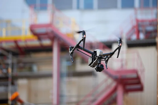 Hovering Quadcopter Noir Avec Engrenages Atterrissage Surélevés Caméra Puissante Contre — Photo